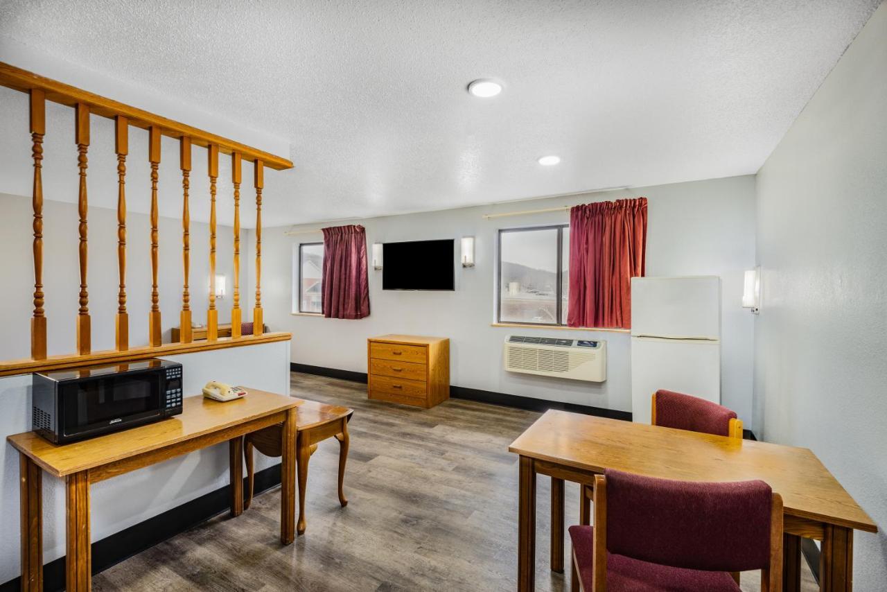 Super 8 By Wyndham Waynesburg Hotel Exterior photo
